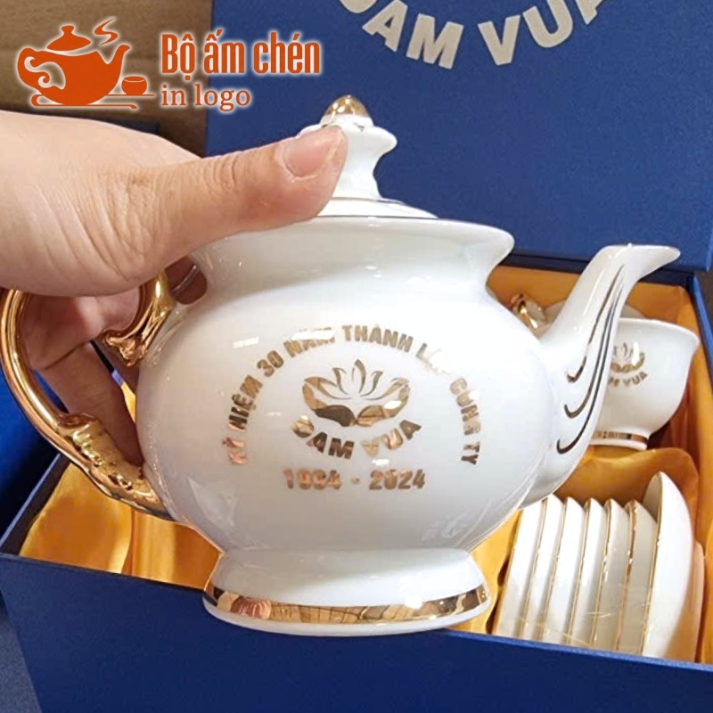 bo-am-chen-men-trang-in-logo-qua-tang-ke-chi-vang