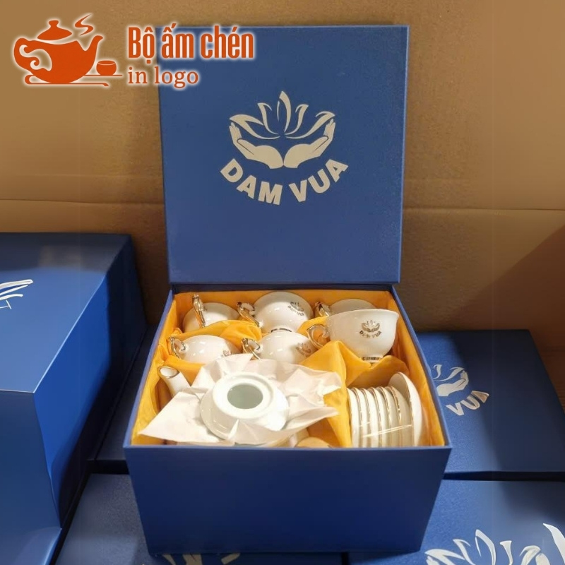 bo-am-chen-men-trang-in-logo-qua-tang-ke-chi-vang