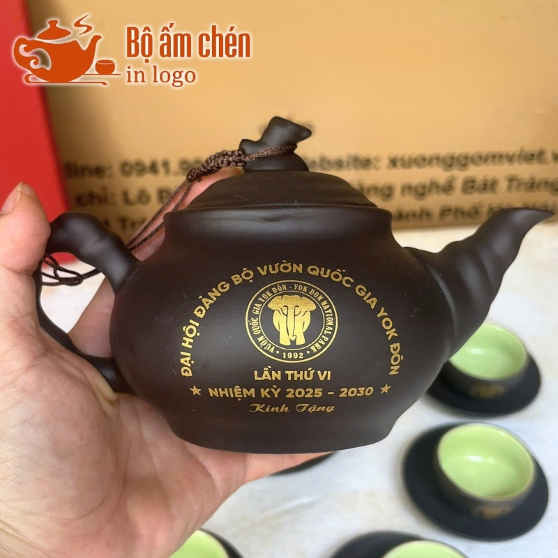 bo-am-chen-tu-sa-in-logo-qua-tang