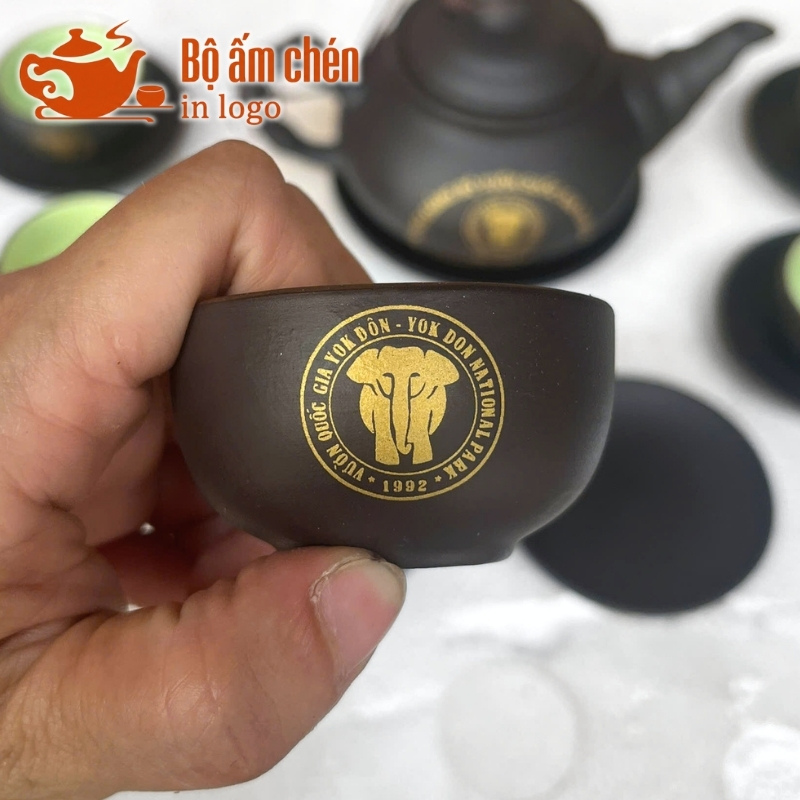 bo-am-chen-tu-sa-in-logo-qua-tang