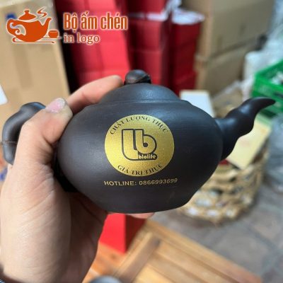 bo-am-chen-tu-sa-in-logo-qua-tang