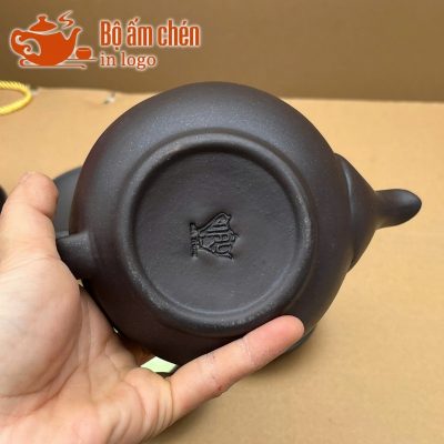 bo-am-chen-tu-sa-in-logo-qua-tang