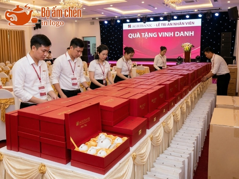 đơn đặt hàng ấm chén men trắng in logo ngân hàng AGRIBANK làm quà vinh danh nhân viên