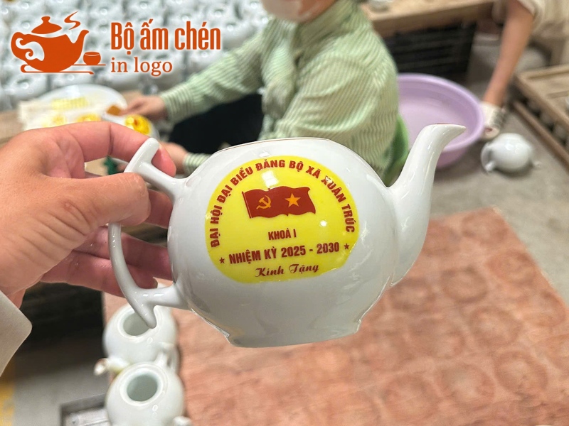 quy trình in decal logo lên bộ ấm chén