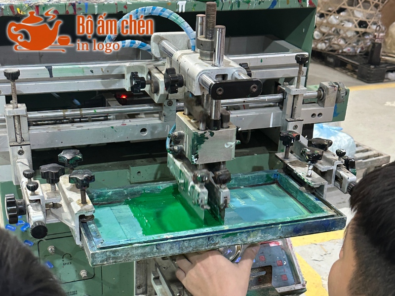 quy trình in lụa logo lên bộ ấm chén (1)