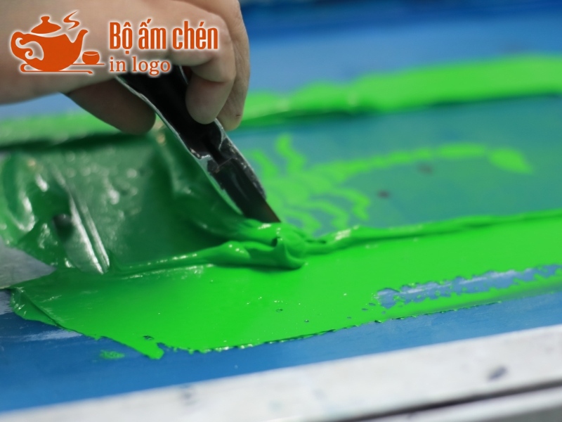 quy trình in lụa logo lên bộ ấm chén (2)